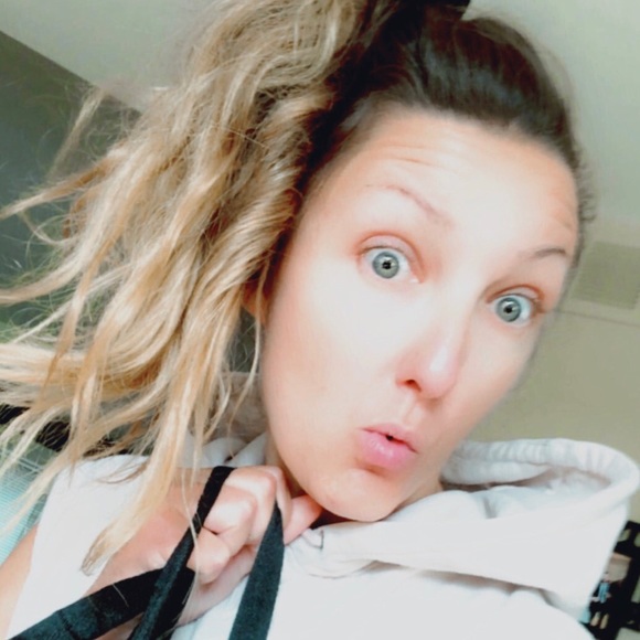 WELCOME TO MY POSH CLOSET ❤️ - Picture 1 of 9